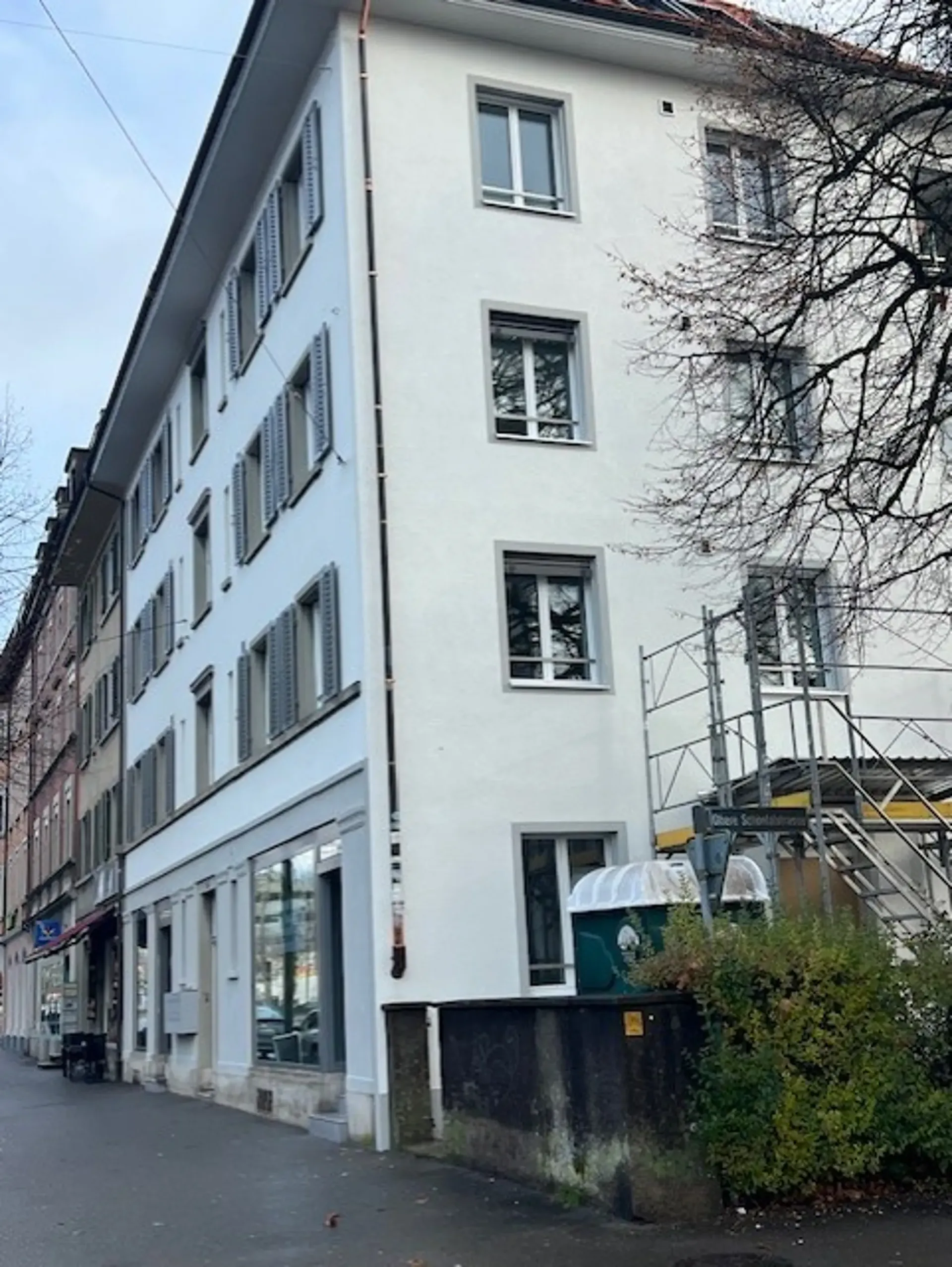Attraktive Gewerbeflächen mit grossen Schaufenstern an zentraler Lage