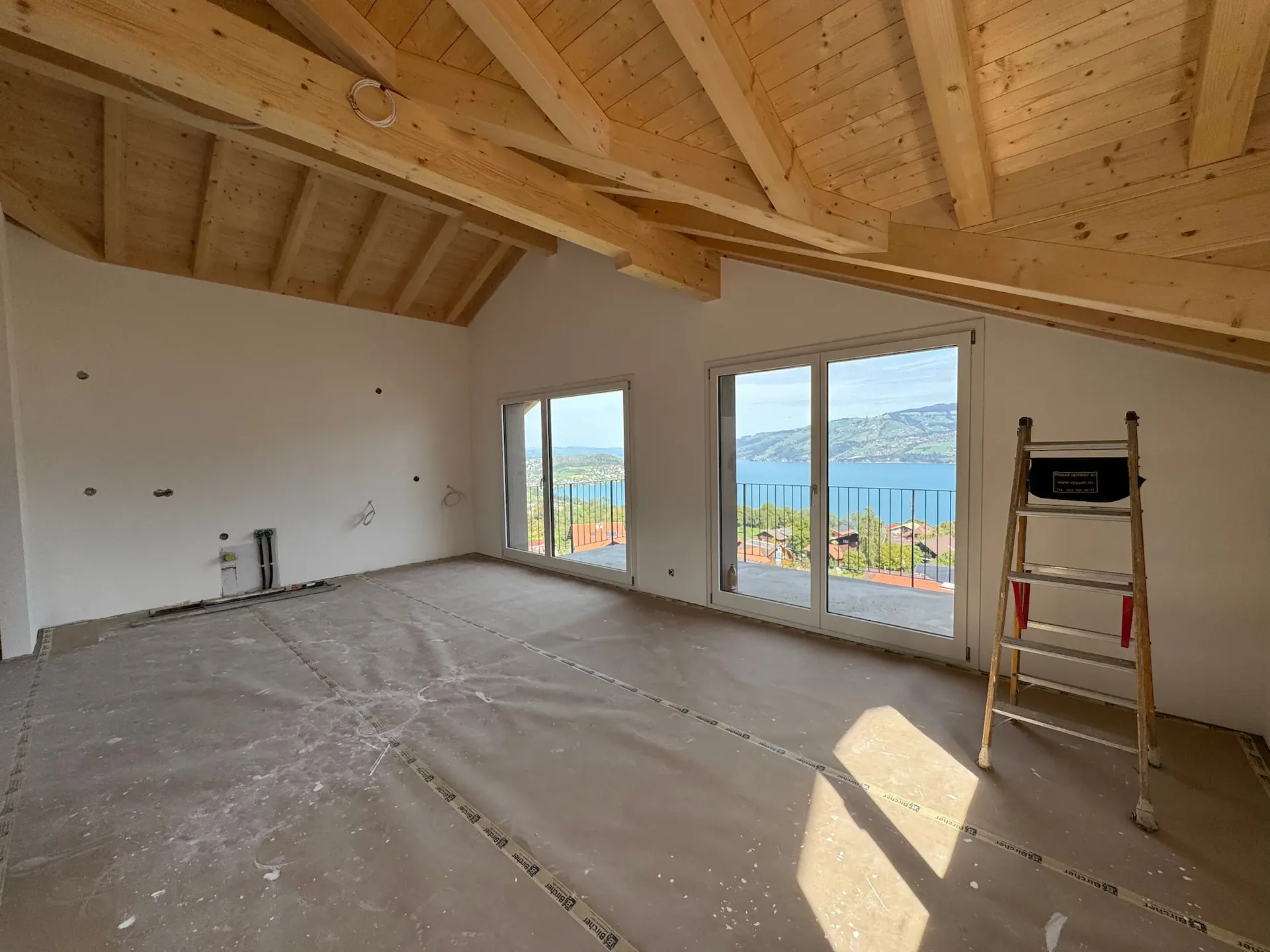 Vue imprenable sur le lac de Thoune, balcon spacieux avec vue panoramique, première occupation dans un nouvel immeuble avec quatre unités