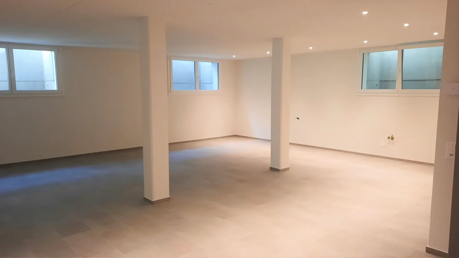Lostallo, office with private service and shower