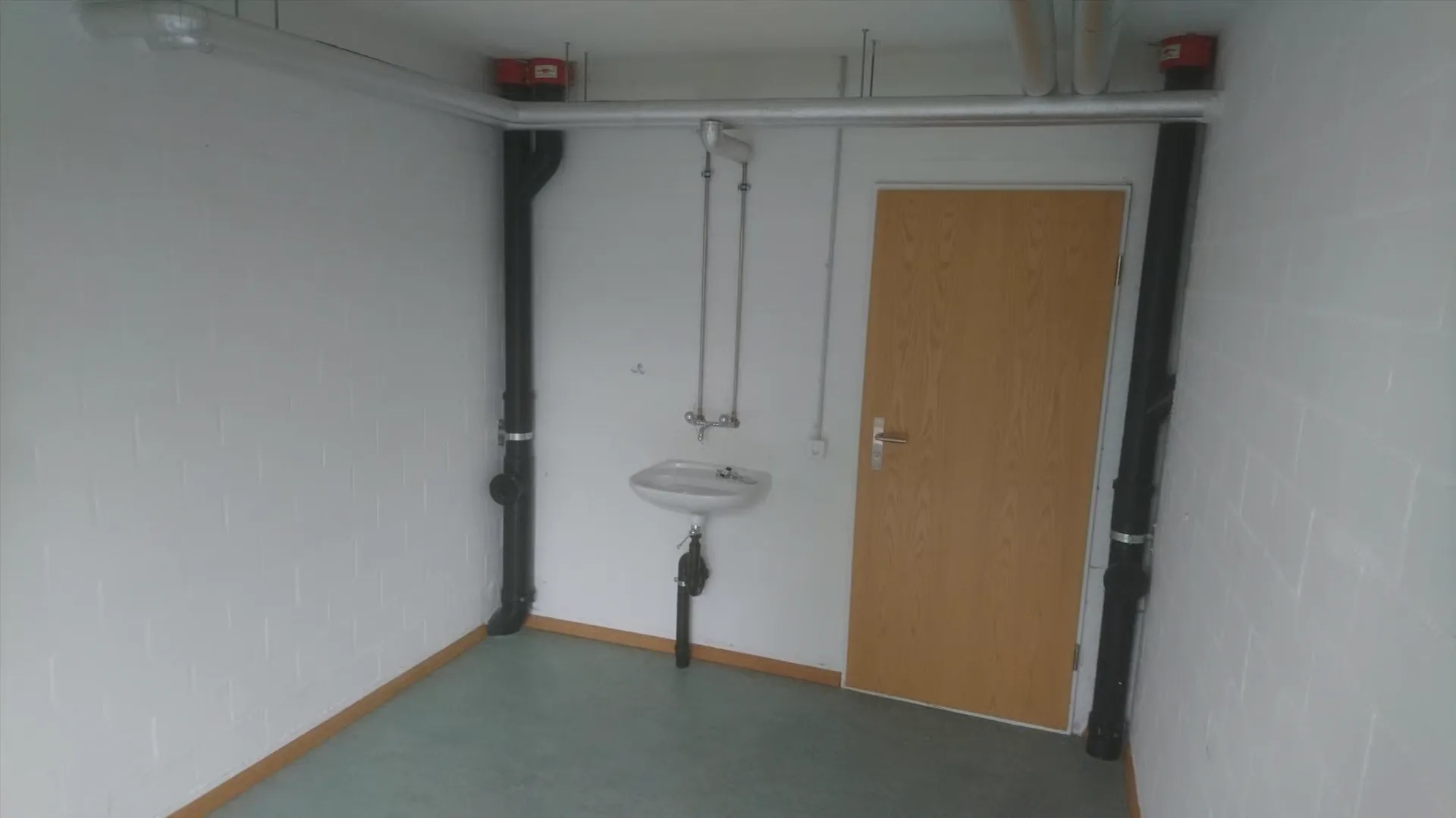 Espaces de bricolage lumineux dans un immeuble bien entretenu !
