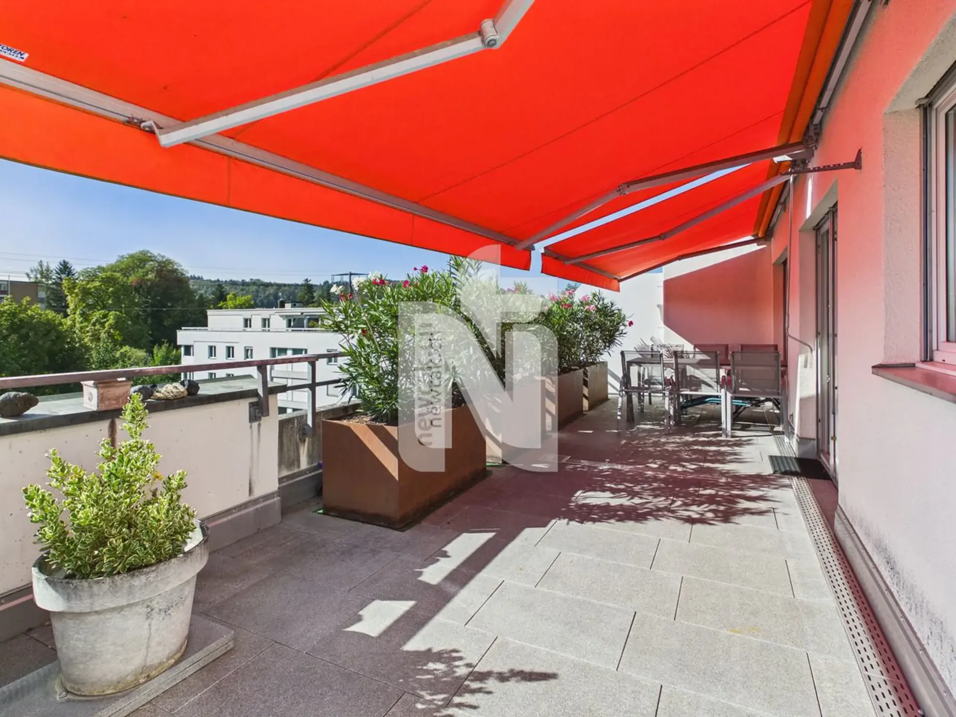 Appartement en attique au-dessus des toits de Rheinfelden avec une grande terrasse, ascenseur et parking souterrain