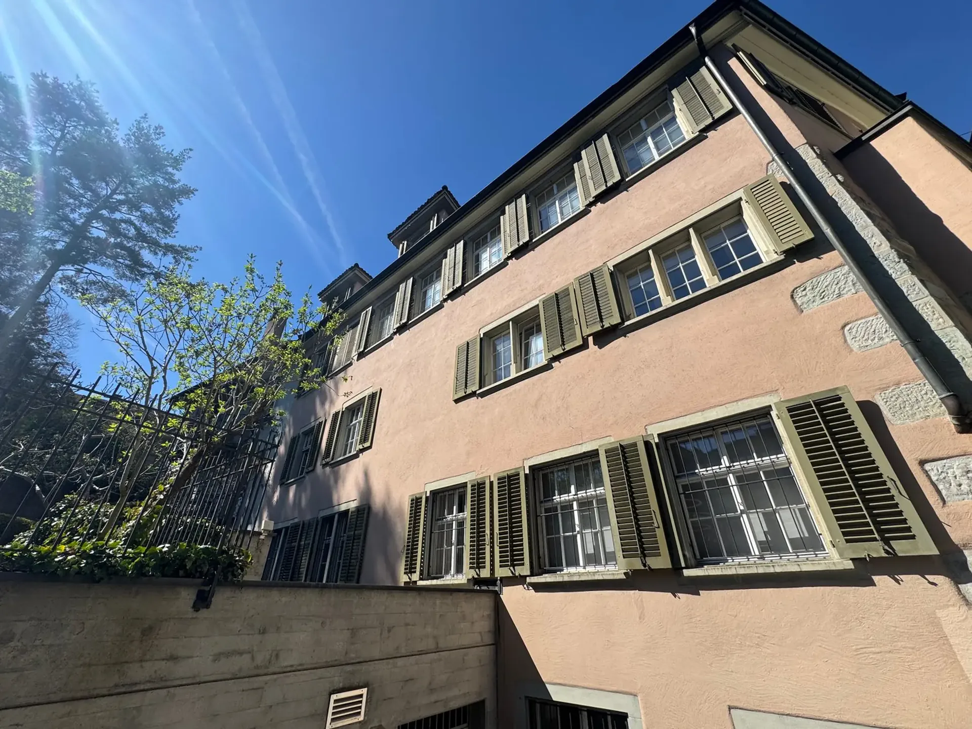 Charmant appartement de 3,5 pièces en mansarde au cœur de la vieille ville de Zurich