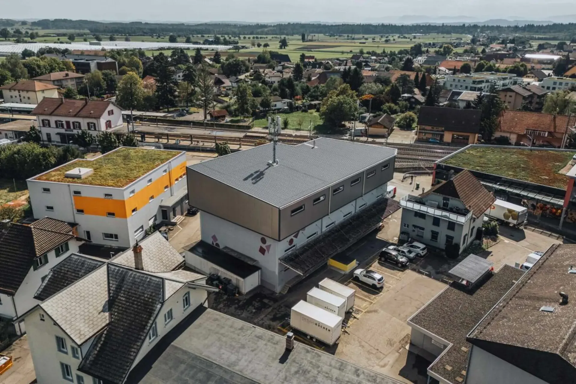 Vielseitige Gewerbeliegenschaft mit drei Wohnungen und guter Verkehrsanbindung