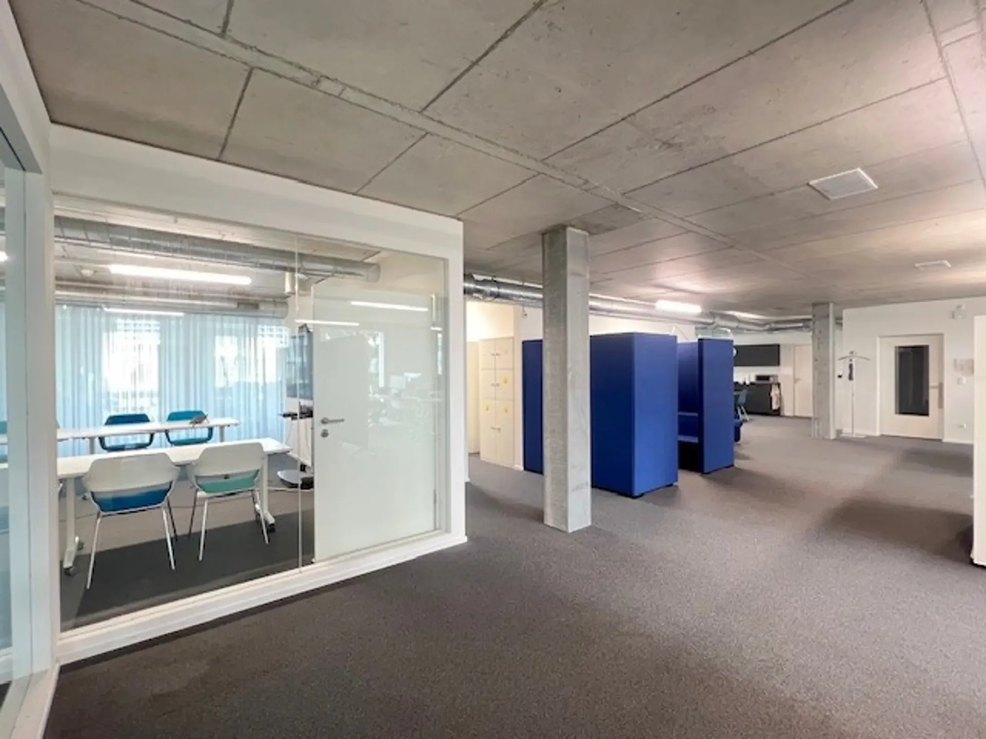 Bureaux prêts à être occupés avec balcon dans le Glattpark.