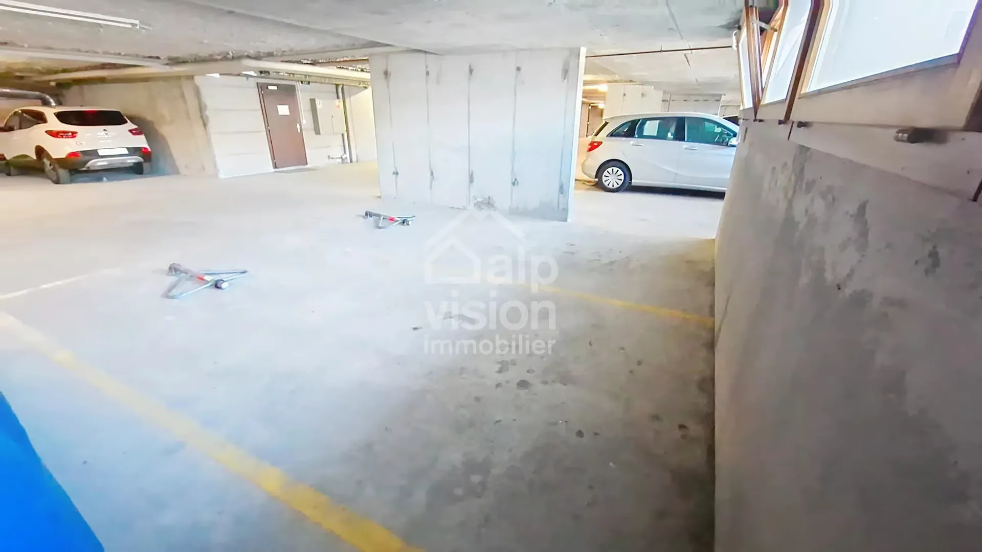 SEHR SELTENE GELEGENHEIT: ÜBERDACHTER PARKPLATZ IM ZENTRUM VON VEYSONNAZ